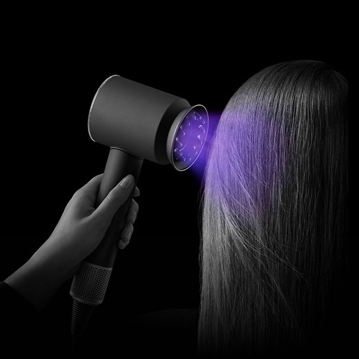 A Time of Flight sensor adjusts temperature automatically based on distance to the scalp.