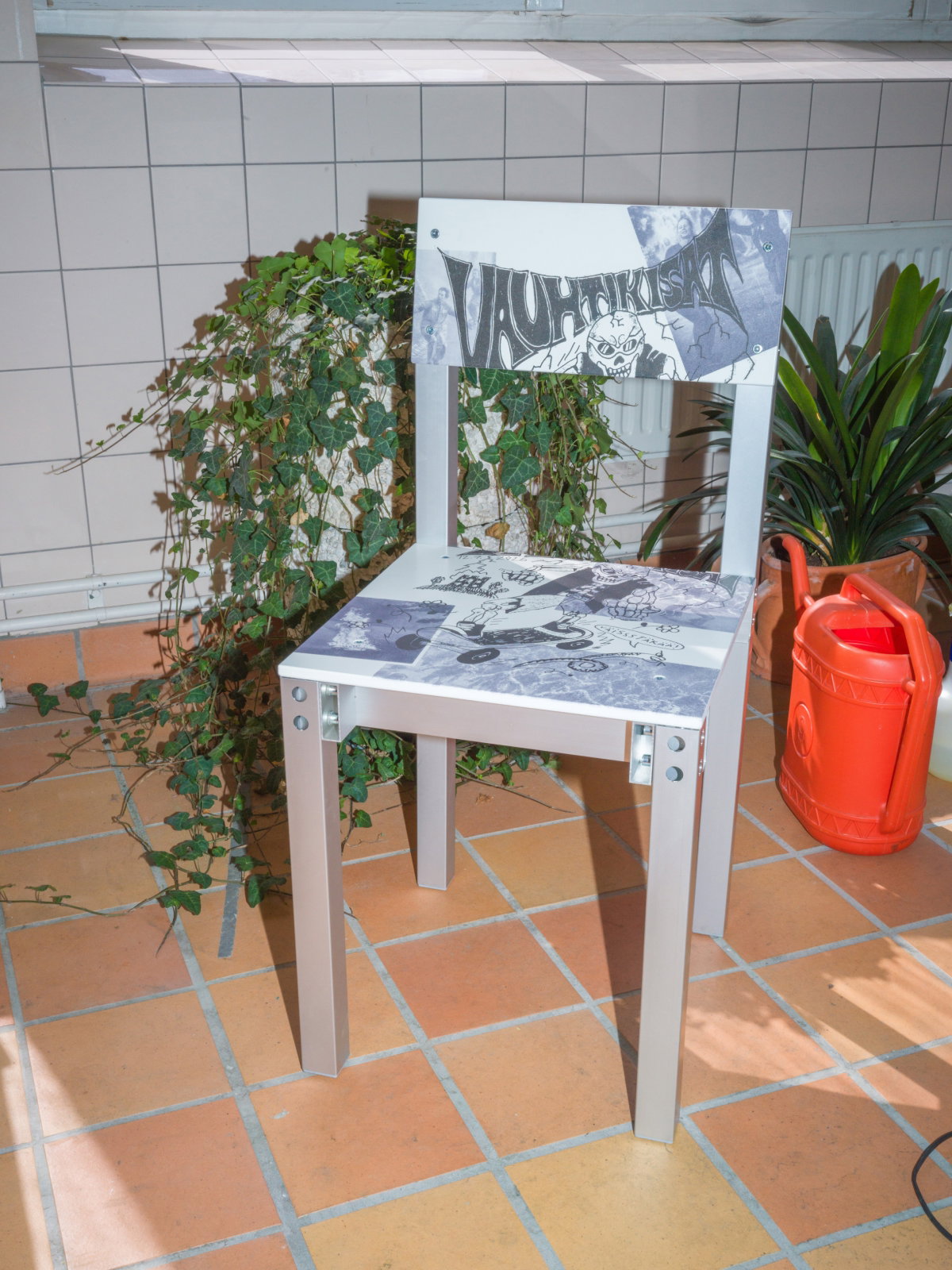 vauhtikisat_chair_one
