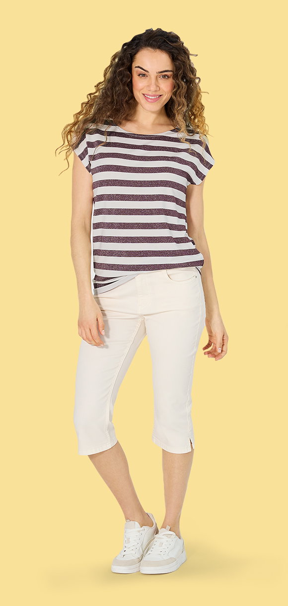 Damenmodel trägt T-Shirt mit hohem Viskose-Anteil und weiße Caprihose, Vorderansicht.