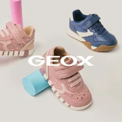 Dos pares de zapatillas infantiles, una rosa y otra azul, dispuestos con formas geométricas en colores pastel sobre un fondo neutro.