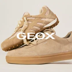 Dos zapatillas casual beige apiladas, una con suela texturizada y cordones, sobre un fondo neutro y liso.