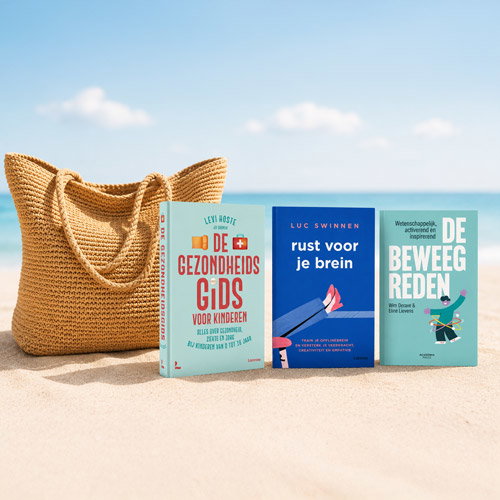 Three Dutch health and wellbeing books propped on a sandy beach beside a woven straw bag, sea and sky in the background