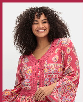 Model in winkbunt bedruckter Tunika und link in alle Sale Blusen und Tuniken.