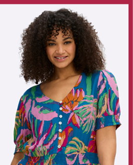Model in blauem Kleid mit buntem tropischem Print und Link in alle Sale Kleider.