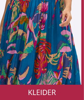 Model in blauem Kleid mit buntem tropischem Print und Link in alle Sale Kleider.
