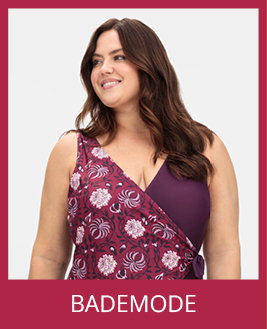 Model in auberginefarbenem Badeanzug mit Blumenprint und Link in die Sale Bademode.