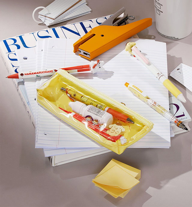BACK TO CAMPUS ESSENTIALS | READY FOR THE SEMESTER? | Back to school flatlay of pens, pencils, notebook paper, and notes.