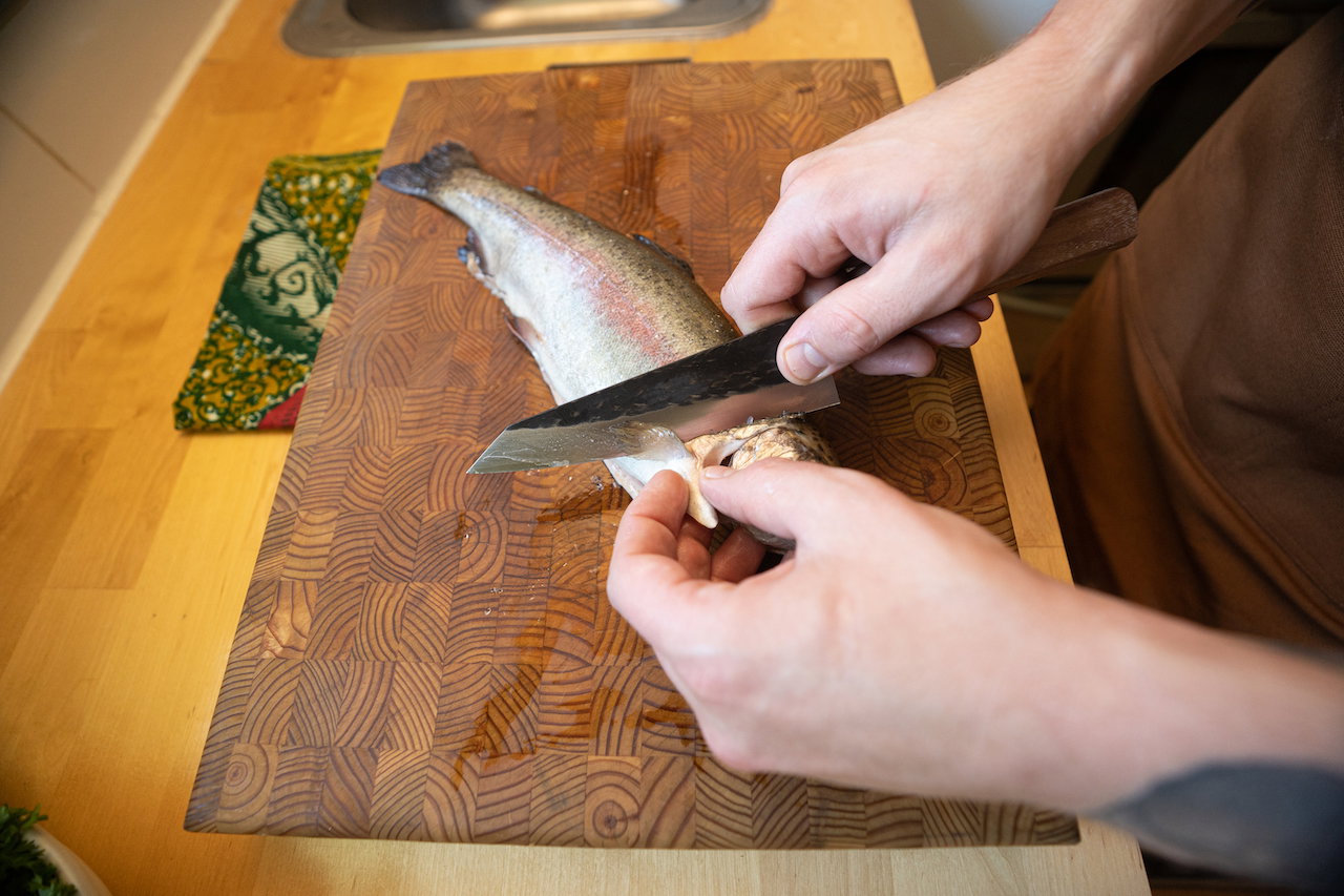 Butchering fish with honesuki