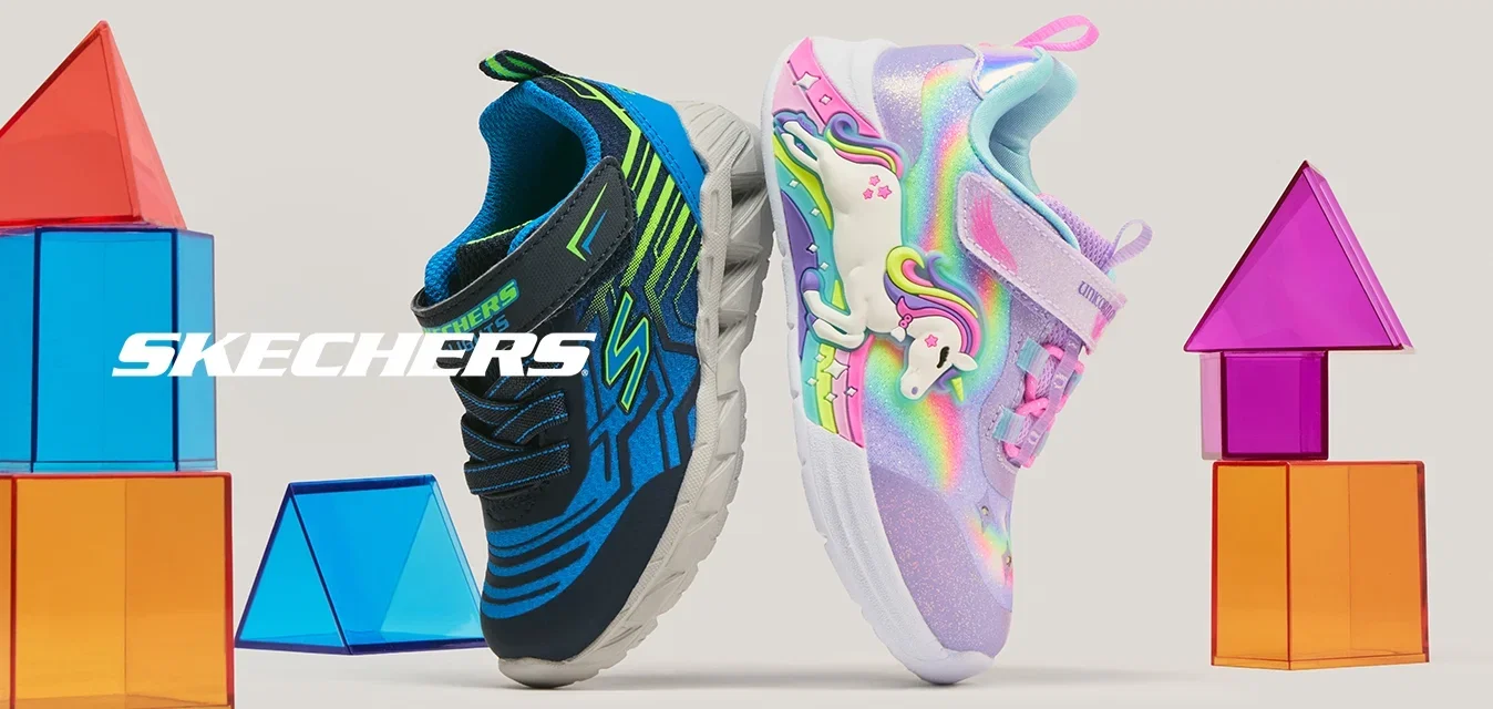 Par de zapatillas infantiles, una azul y negra, la otra morada con diseños de unicornios, rodeadas de bloques de construcción geométricos translúcidos y coloridos.