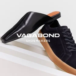 Tres pares de zapatos: zapatillas de ante azul marino con suela de goma, mocasines negros de punta y sandalia de plataforma negra con acabado suave.