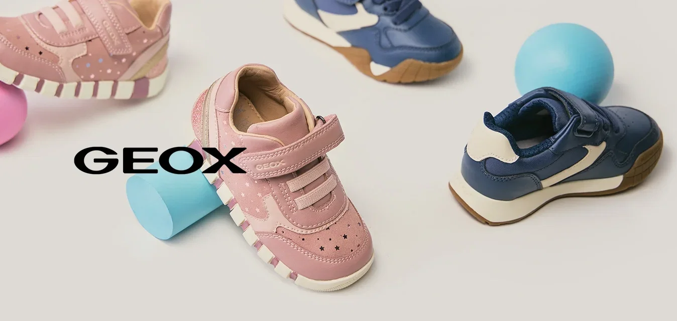 Deux paires de baskets pour enfants, une rose et une bleue, disposées avec des formes géométriques pastels sur un fond neutre.