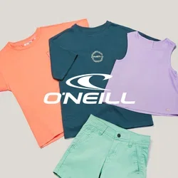 Trois t-shirts colorés, un short vert et un ballon de football bleu disposés sur un fond clair uni.