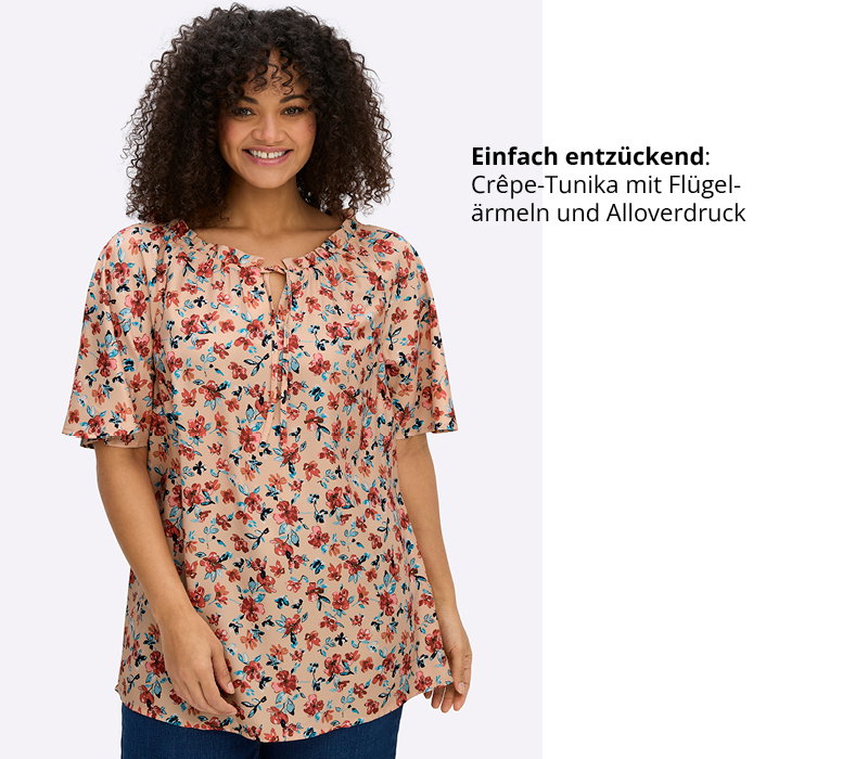 Ein Model trägt eine apricot-ozean-bedruckt Tunika mit Alloverdruck und Flügelärmeln. Daneben folgender Text: Einfach entzückend: Crêpe-Tunika mit Flügelärmeln und Alloverdruck.