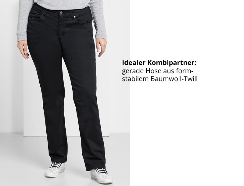 Ein Model trägt eine schwarze Hose in gerader Form, aus Twill. Daneben folgender Text: Idealer Kombipartner: gerade Hose aus formstabilem Baumwoll-Twill.