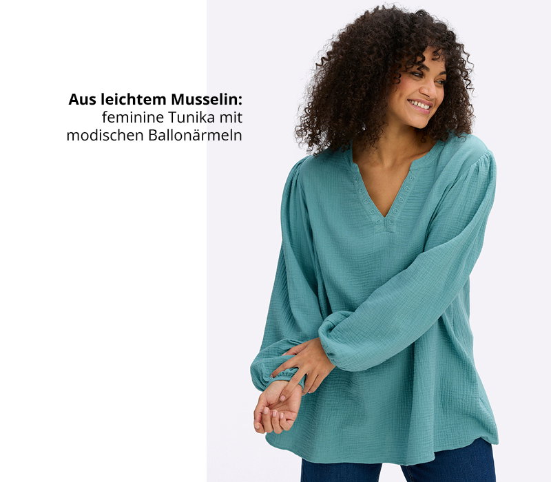 Ein Model trägt eine ozean farbene Tunika mit Ballonärmeln. Daneben folgender Text: Aus leichtem Musselin: feminine Tunika mit modischen Ballonärmeln.
