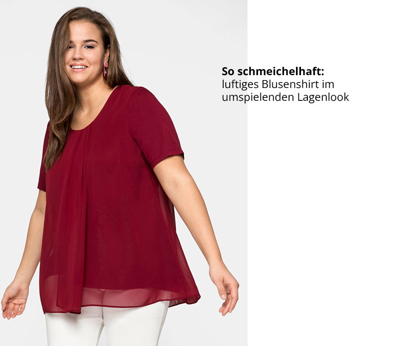 Ein Model trägt ein rubinrotes Blusenshirt im Lagenlook. Daneben folgender Text: So schmeichelhaft: luftiges Blusenshirt im umspielenden Lagenlook.