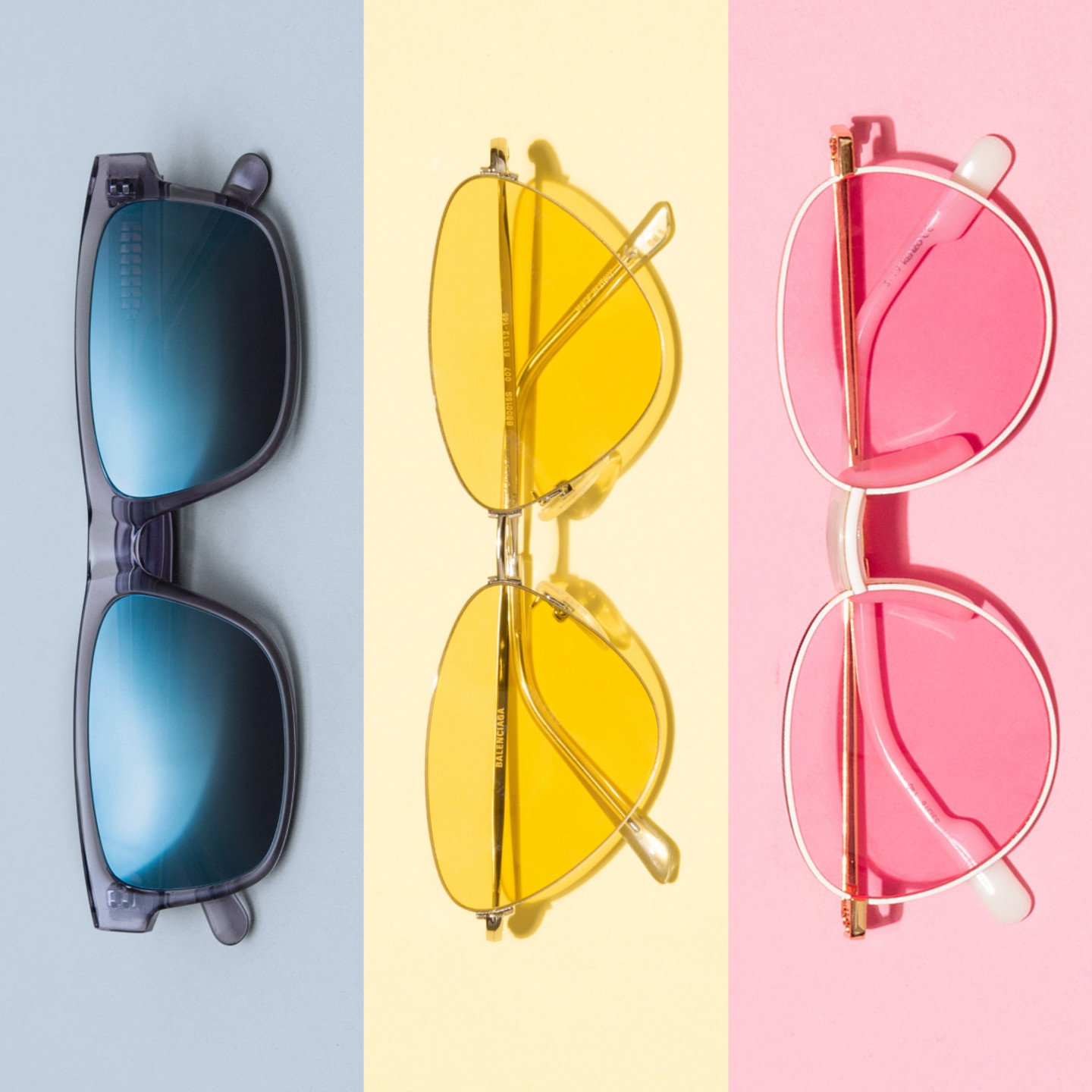 Drei Sonnenbrillen in Blau, Gelb und Pink, jeweils vor passendem Farbhintergrund nebeneinander angeordnet.