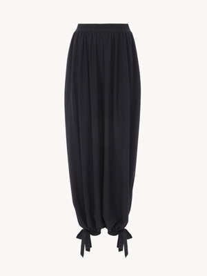 Fluid pleated pants in crêpe de chine