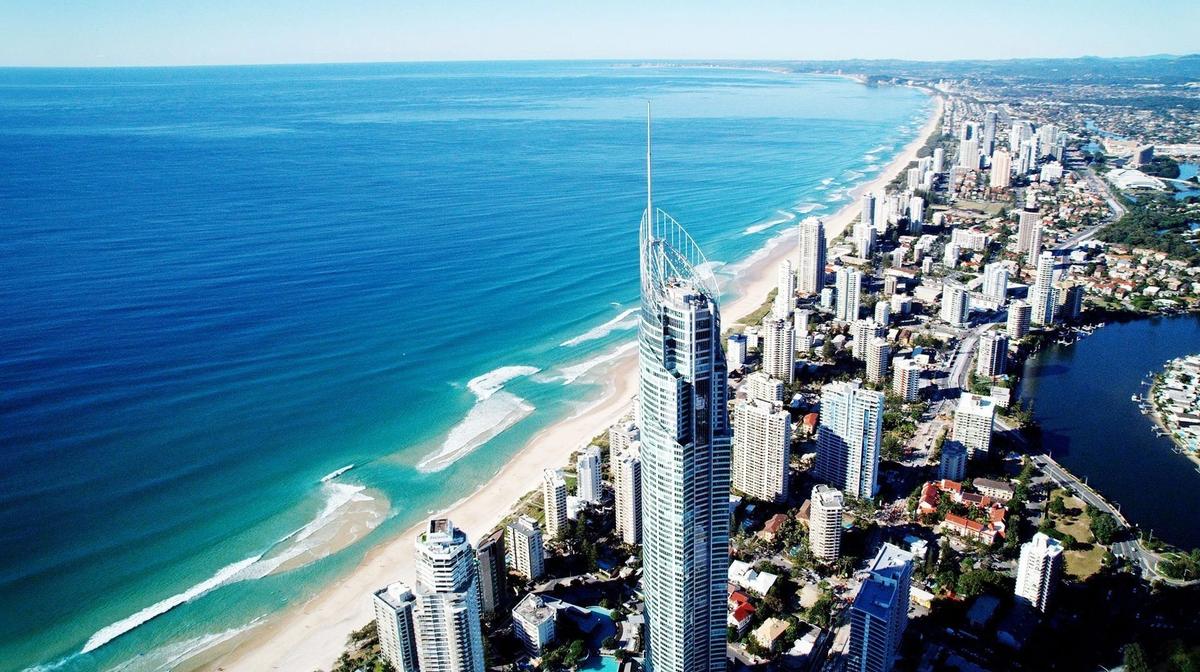 Sky-High Surfers Paradise Apartment Glamour with Unlimited Dreamworld Entry & SkyPoint Access