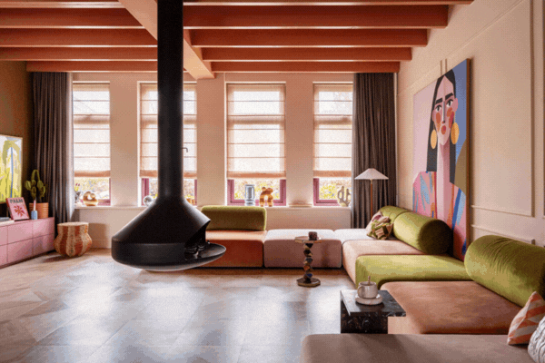 Een balkenplafond van bijna drie meter hoog in warm terra-roze: Sofie deinst niet terug voor een beetje kleur in huis. Ze is dan ook groot voorstander van geverfde plafonds.  