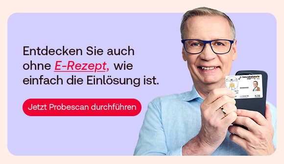 Älterer Mann mit Brille hält seine Gesundheitskarte an ein Smartphone. Daneben Text: „Entdecken Sie auch ohne E-Rezept, wie einfach die Einlösung ist.“ Rote Schaltfläche mit der Aufschrift „Jetzt Probescan durchführen“.
