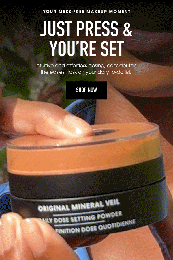 Model applying Original mineral veil daily dose setting powder