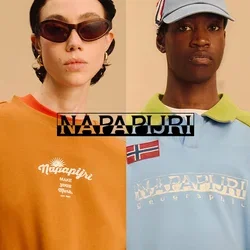 Due modelli indossano magliette del marchio Napapijri; uno con felpa arancione e occhiali da sole, l'altro con polo blu-verde e cappello.