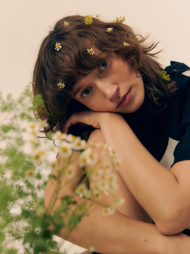 Freu mit Blumen im Haar