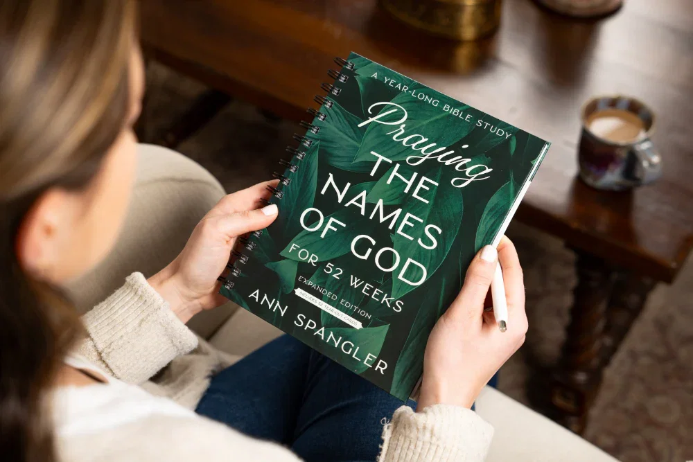 Praying the Names of God for 52 Weeks with Bonus Tear-Out Cards