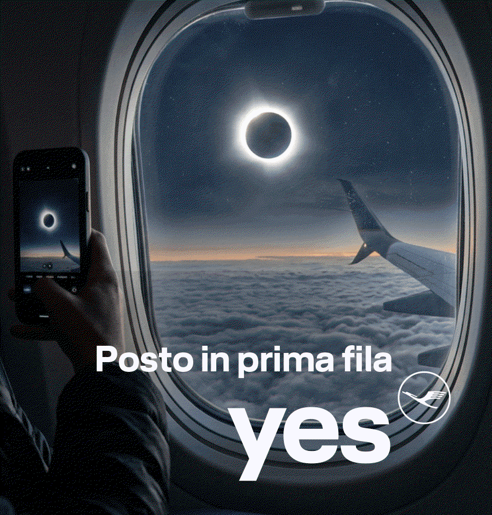 Un’eclissi solare totale sopra le nuvole: un momento indimenticabile immortalato dal finestrino dell’aereo.