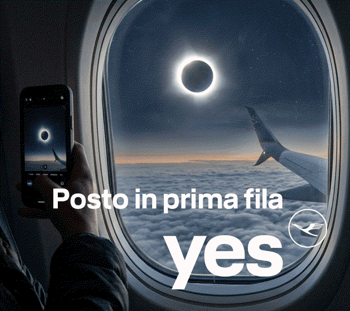 Un’eclissi solare totale sopra le nuvole: un momento indimenticabile immortalato dal finestrino dell’aereo.