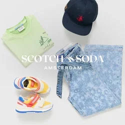 Groene katoenen t-shirt, lichtblauwe bloemen denimbroekjes, gele en rode sneakers, marineblauwe pet met embleem, en kleurrijke ronde ballen.