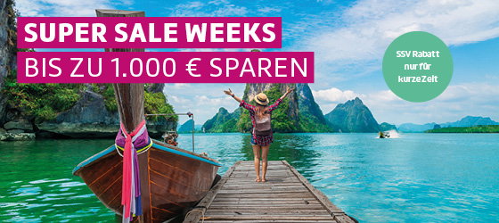 Summer Sale Weeks - Rabatt bis zu 1.000 € pro Person. Bild: Frau in steht in Thailand an einem Steg und schaut auf das Wasser.