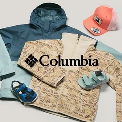 Dos chaquetas infantiles, una beige con estampado y otra azul, con sandalias a juego y una gorra de béisbol rosa sobre un fondo claro.