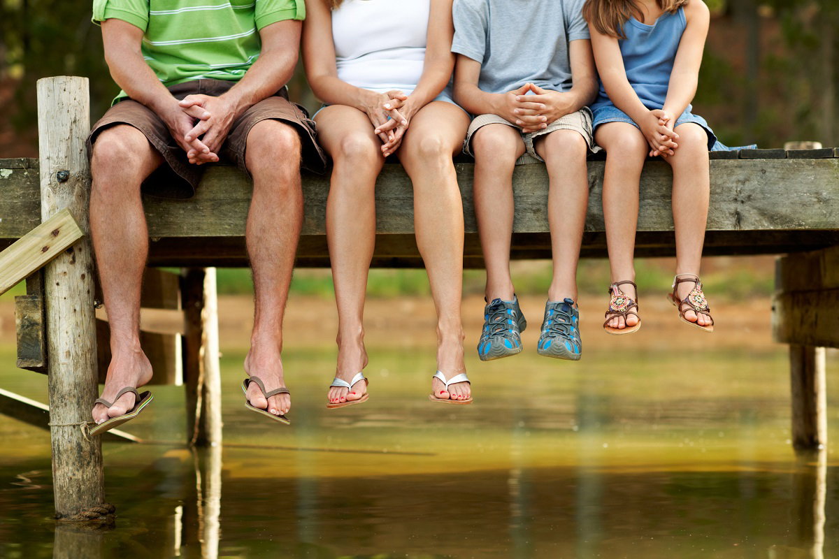 Une famille en vacances en tongs et sandales