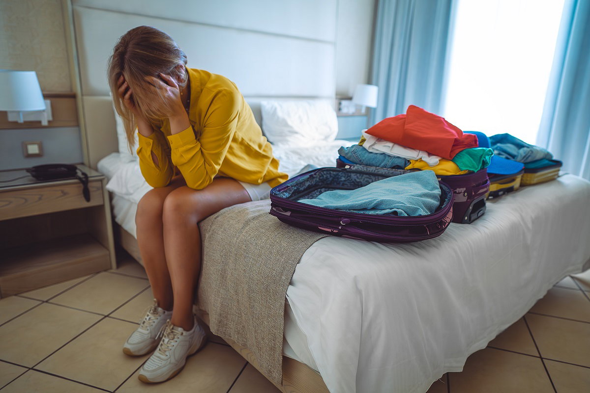 Une femme malade avant de partir en voyage