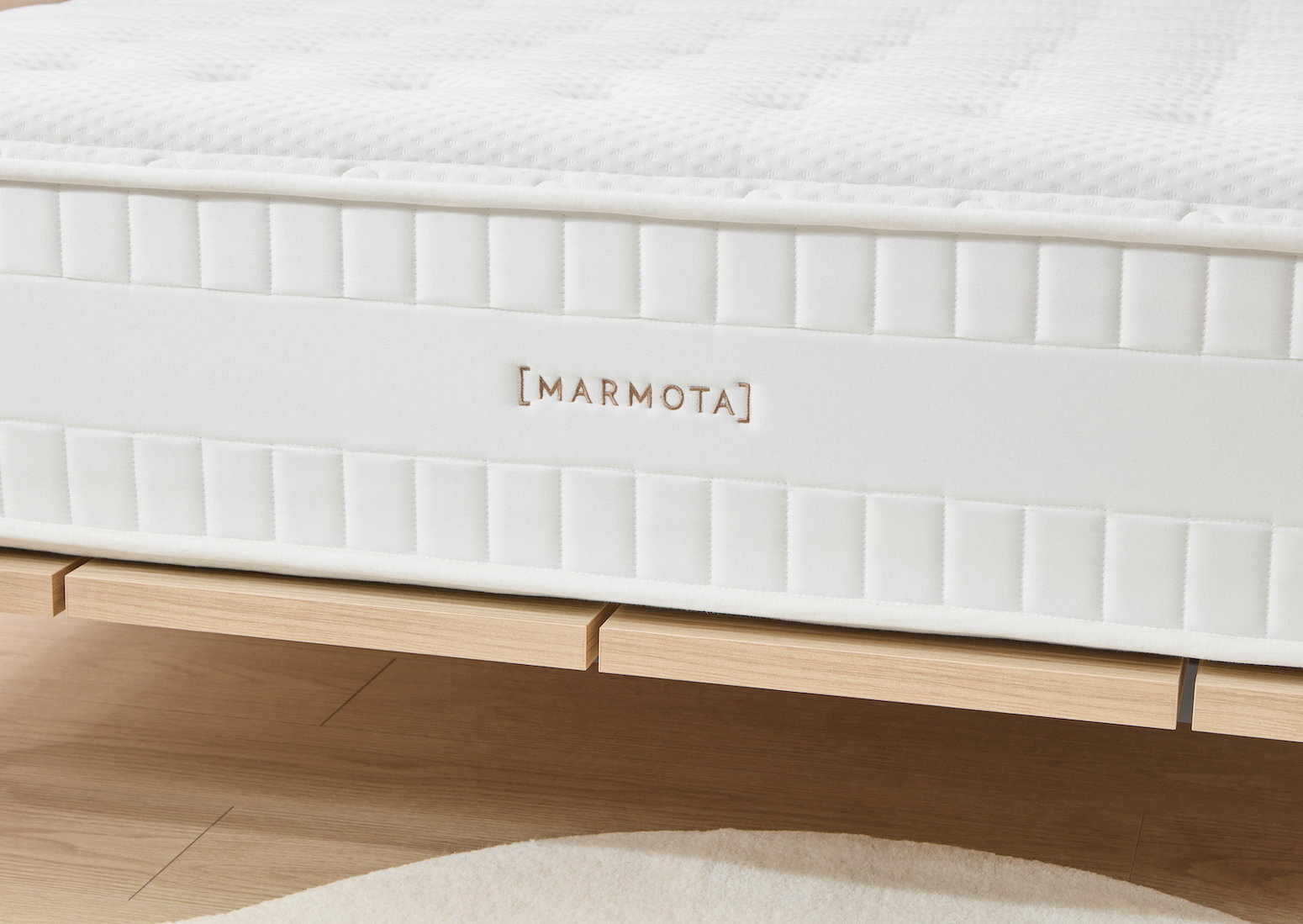 55% de DESCUENTO en el colchón de doble cara y 4 estaciones HYBRID LUXE EDITION. Descanso premium garantizado todo el año gracias a su innovadora doble cara, con un lado refrescante diseñado especialmente para combatir el calor del verano que maximiza el frescor y la ventilación en noches calurosas, combinada con su núcleo de muelles ensacados y viscoelástica para un soporte ergonómico superior. En su innovadora doble cara destaca un lado especialmente optimizado con un tejido técnico transpirable de alta tecnología para el verano que disipa el calor corporal, y otra cara acogedora diseñada para mantener una temperatura ideal durante los meses más fríos del año. Aprovecha el 55% de DESCUENTO estas Rebajas de Verano.