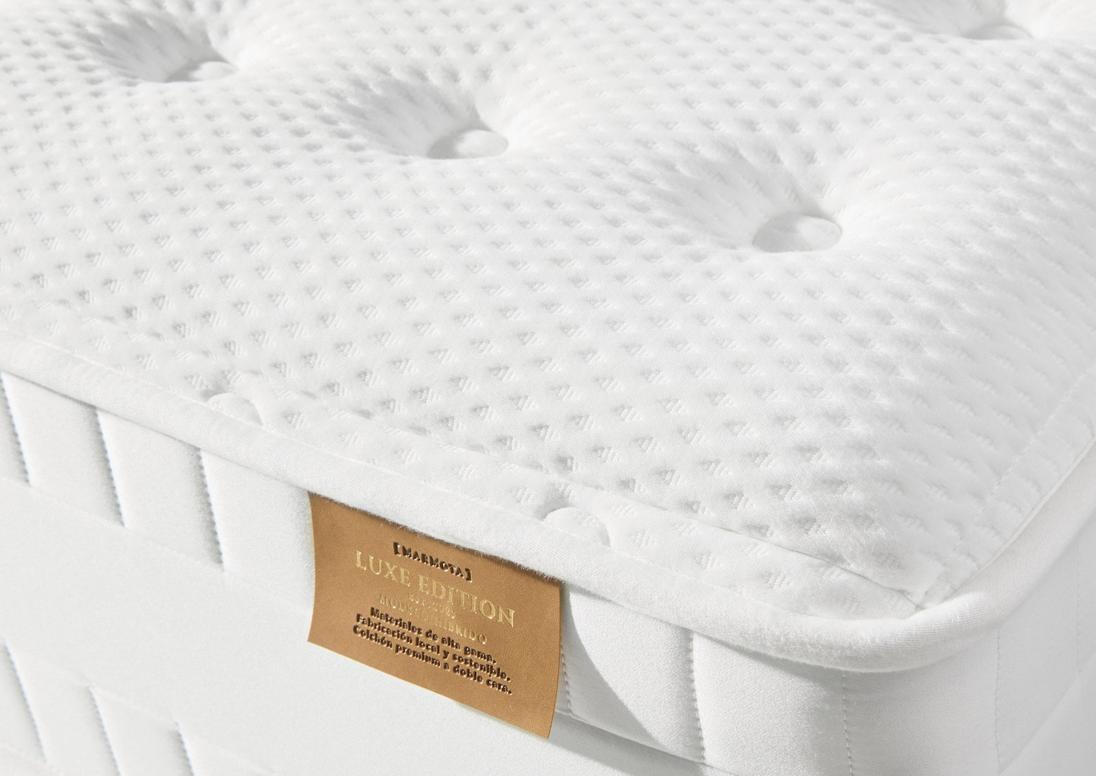 55% de DESCUENTO en el colchón de doble cara y 4 estaciones HYBRID LUXE EDITION. Descanso premium garantizado todo el año gracias a su innovadora doble cara, con un lado refrescante diseñado especialmente para combatir el calor del verano que maximiza el frescor y la ventilación en noches calurosas, combinada con su núcleo de muelles ensacados y viscoelástica para un soporte ergonómico superior. En su innovadora doble cara destaca un lado especialmente optimizado con un tejido técnico transpirable de alta tecnología para el verano que disipa el calor corporal, y otra cara acogedora diseñada para mantener una temperatura ideal durante los meses más fríos del año. Aprovecha el 55% de DESCUENTO estas Rebajas de Verano.