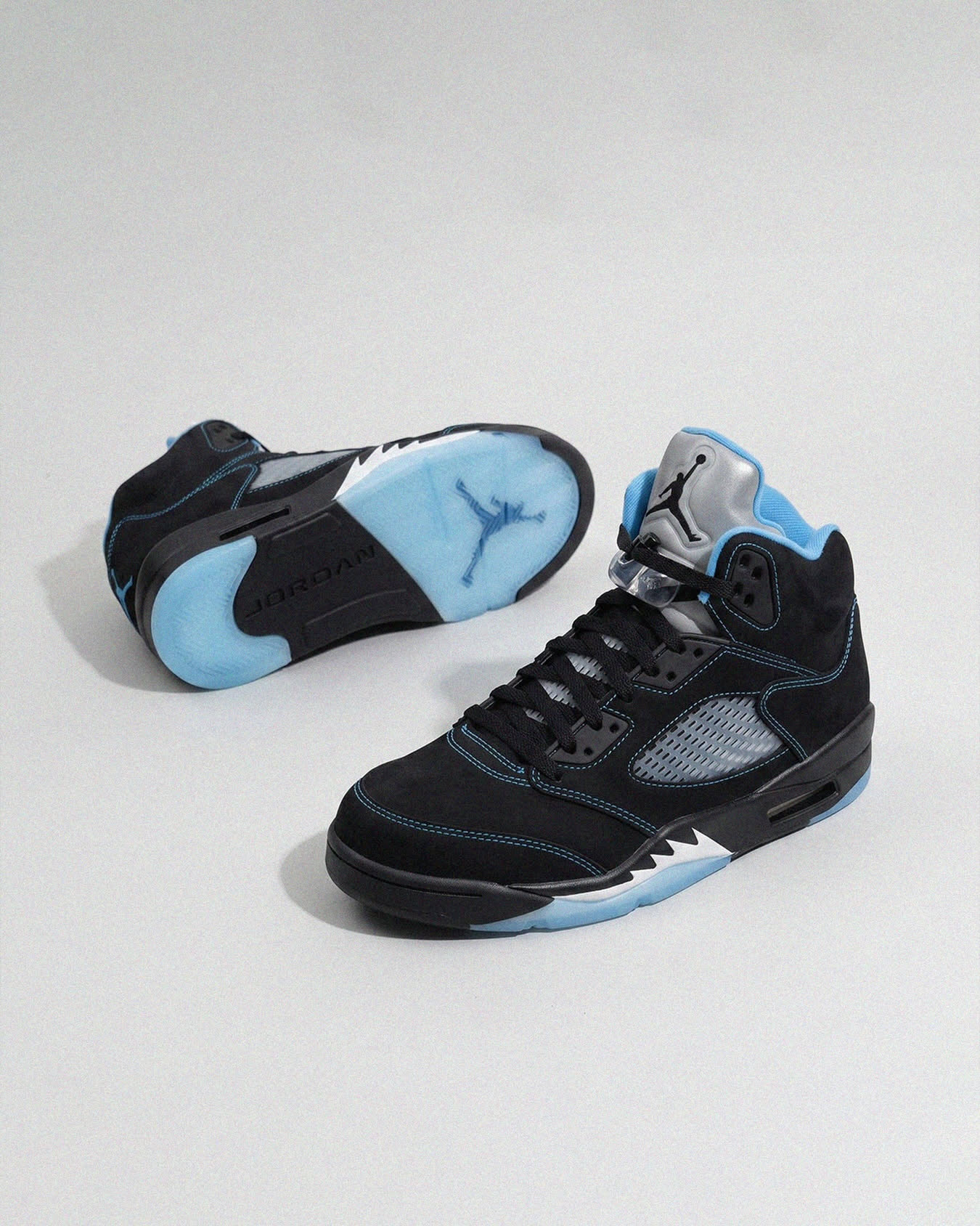 Air Jordan 5 Retro “Black University Blue”.

Una de las combinaciones más recordadas de la Jordan 5 regresa veinte años después. El nobuck negro, los detalles en University Blue y la lengüeta reflectante recuperan toda la esencia del lanzamiento original de 2006.

Disponible en C/Paseo, 23_Ourense y en 4elementos.com

#4elementos #airjordan5 #jordanbrand #sneakers #newin