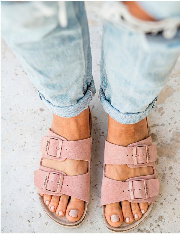 Sandalias amarillas con hebillas.