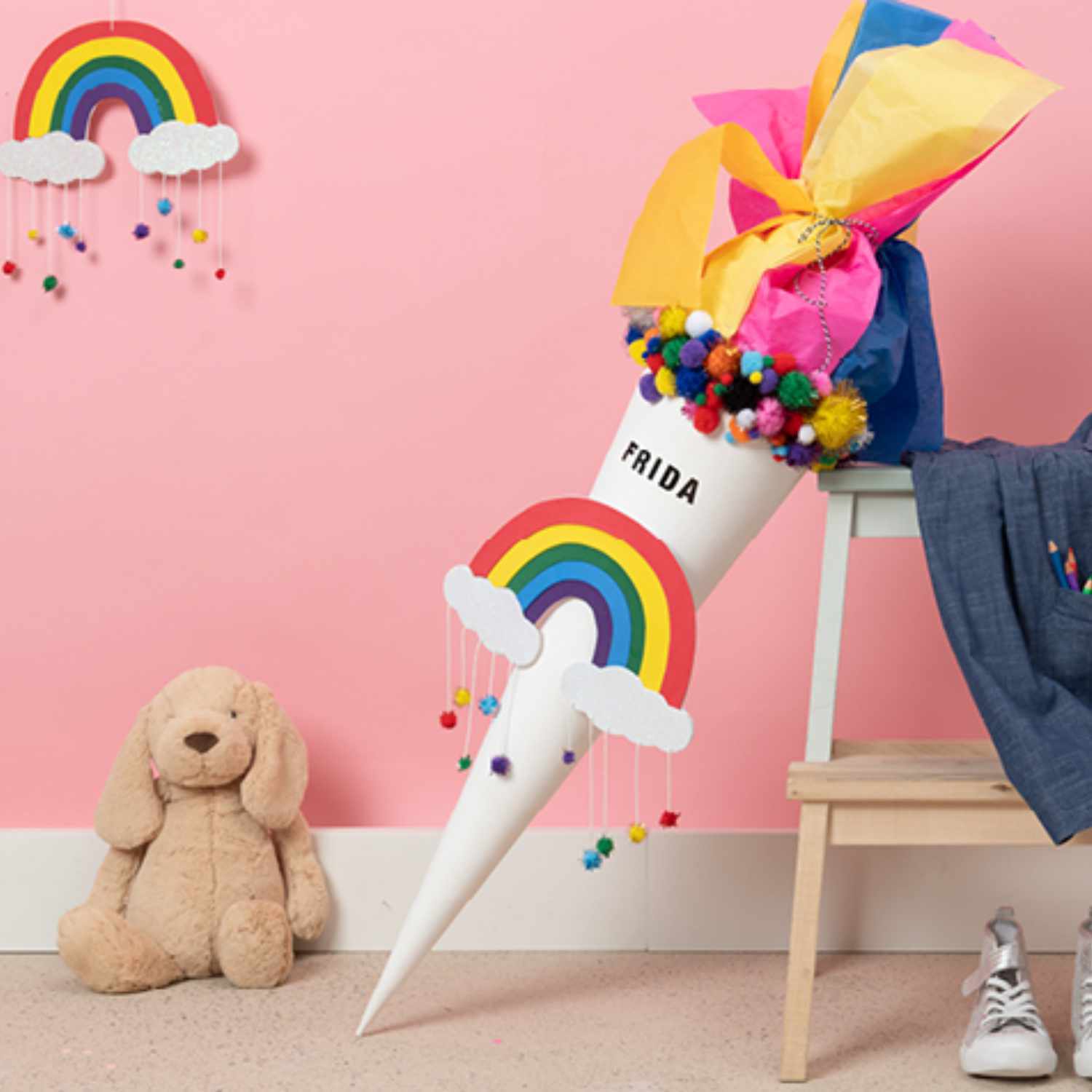 Kostenlose Bastelanleitung Regenbogen-Schultüte