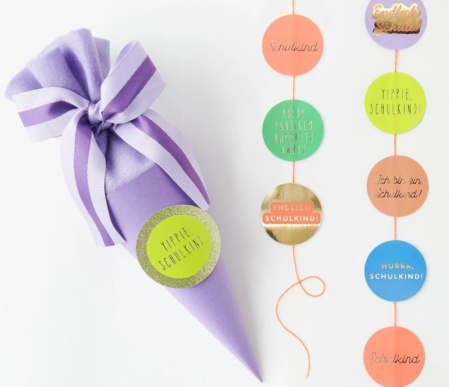 Lila mini Schultüte mit Filzverschluss und Stickern zum Schulanfang