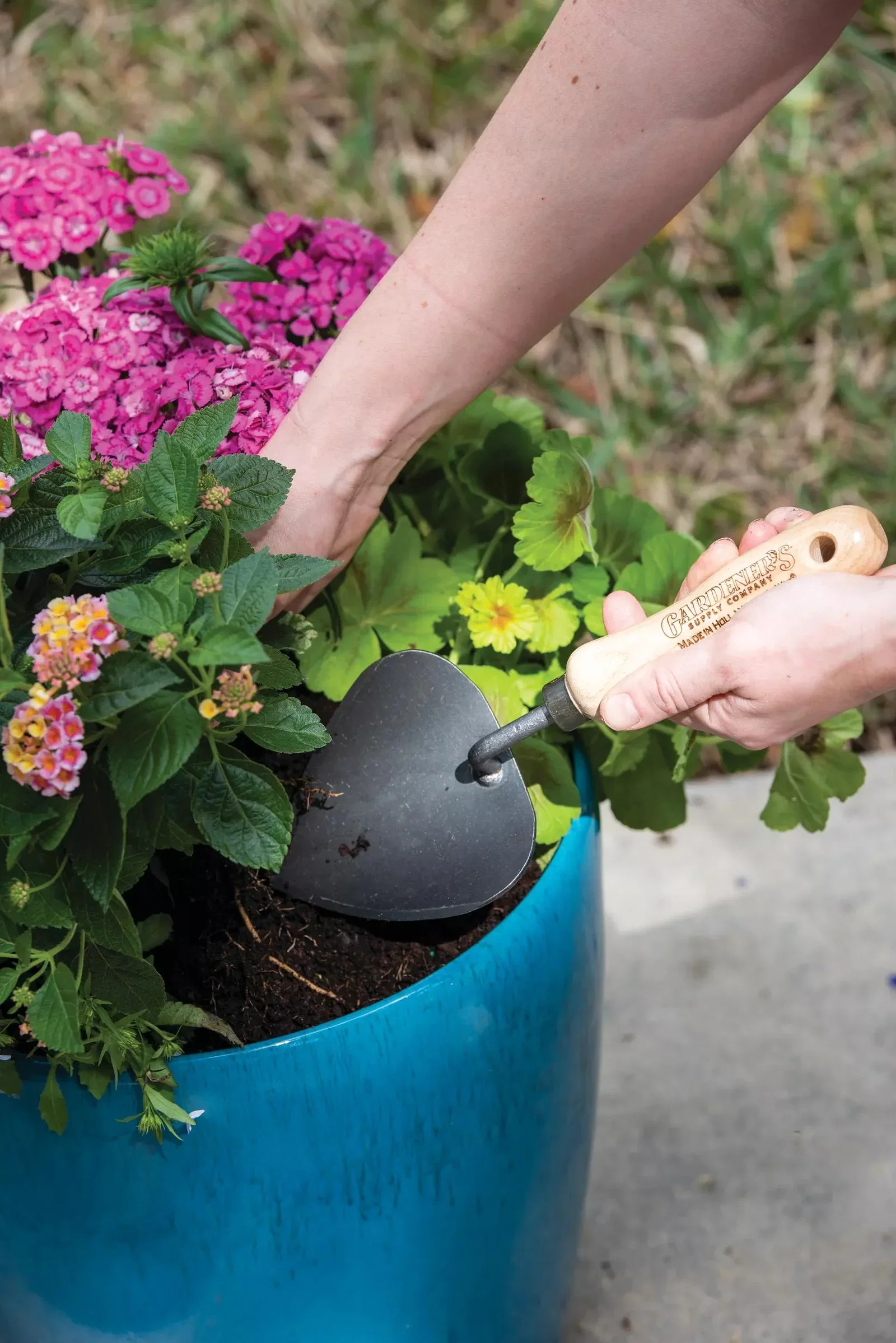 Image of Gardener's Lifetime Potting Trowel
