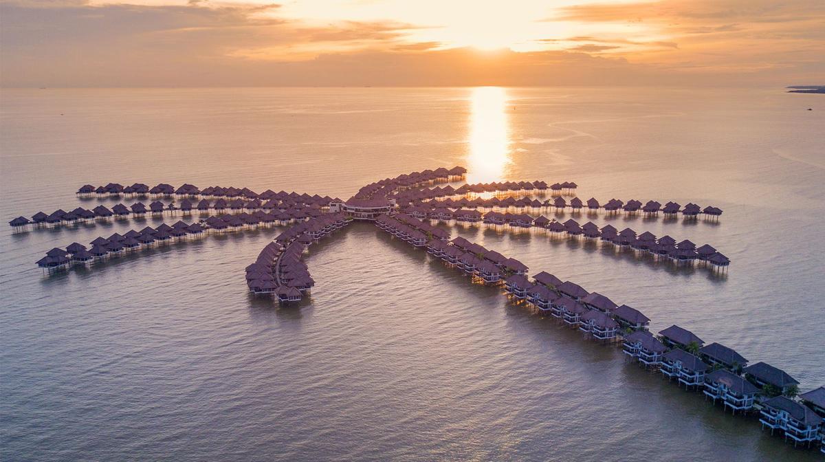 Malaysia Overwater Rooms & Villas near Kuala Lumpur with Daily Breakfast, Nightly Dinner & Cocktails