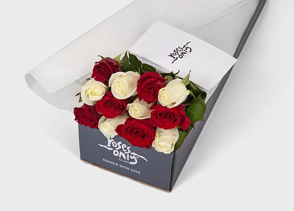 Image of Mixed Red & White Roses Gift Box (ROA08)