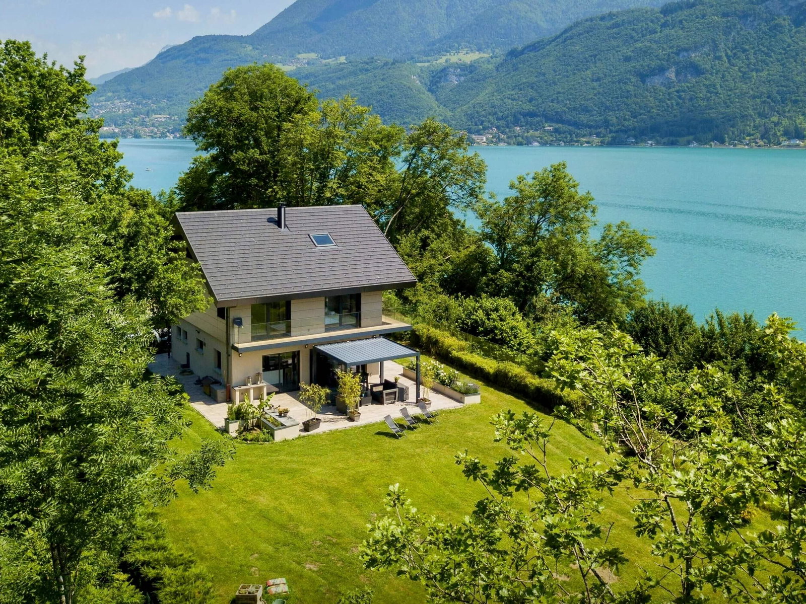 Buche eine Ferienunterkunft am See für den Sommerurlaub mit deinen Lieben.