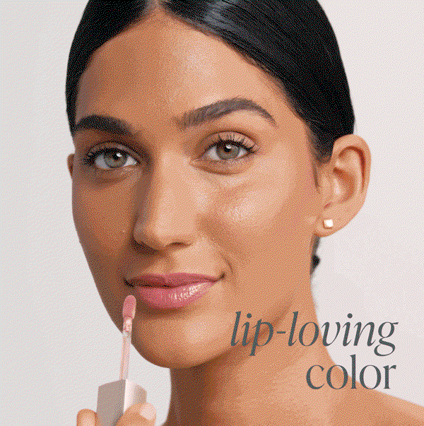 model image applying Lip Glaze 