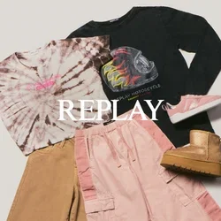 Deux pantalons, un beige et un rose à volants, assortis à un t-shirt rose tie-dye et un sweat-shirt noir avec un motif graphique, portés avec des bottes marron.