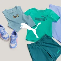 Trois ensembles de vêtements décontractés pour enfants et paires de baskets disposés sur un fond clair, comprenant des t-shirts, des shorts et des baskets.