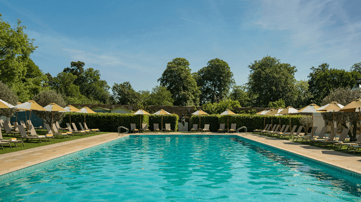 Award-Winning English Countryside Luxury near London with Daily Breakfast, Outdoor Pool & Golf Course